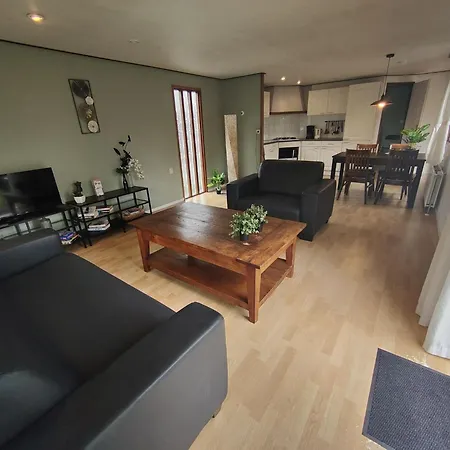 Modern Chalet In With Private Garden בקתה *