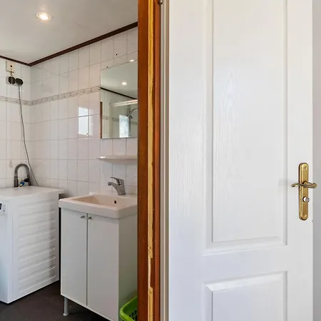Modern Chalet In With Private Garden בקתה חרדרן