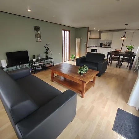 Modern Chalet In With Private Garden * חרדרן
