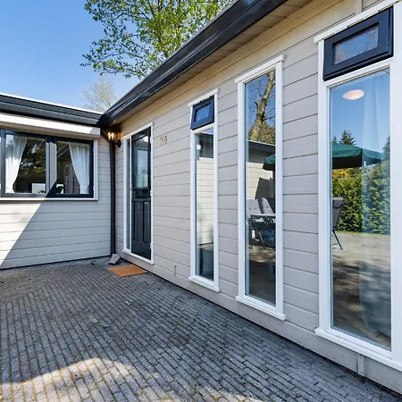 Modern Chalet In With Private Garden בקתה