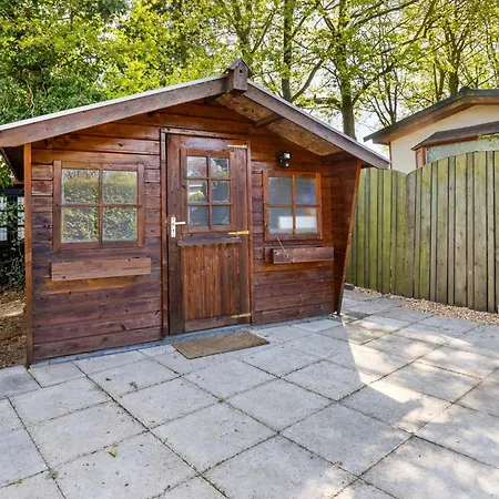 Modern Chalet In With Private Garden בקתה